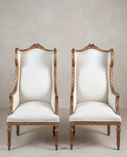 Pareja de sillones orejeros antiguos Luis XVI dorados al pan de oro vista frontal — Antique Arte y Decoración