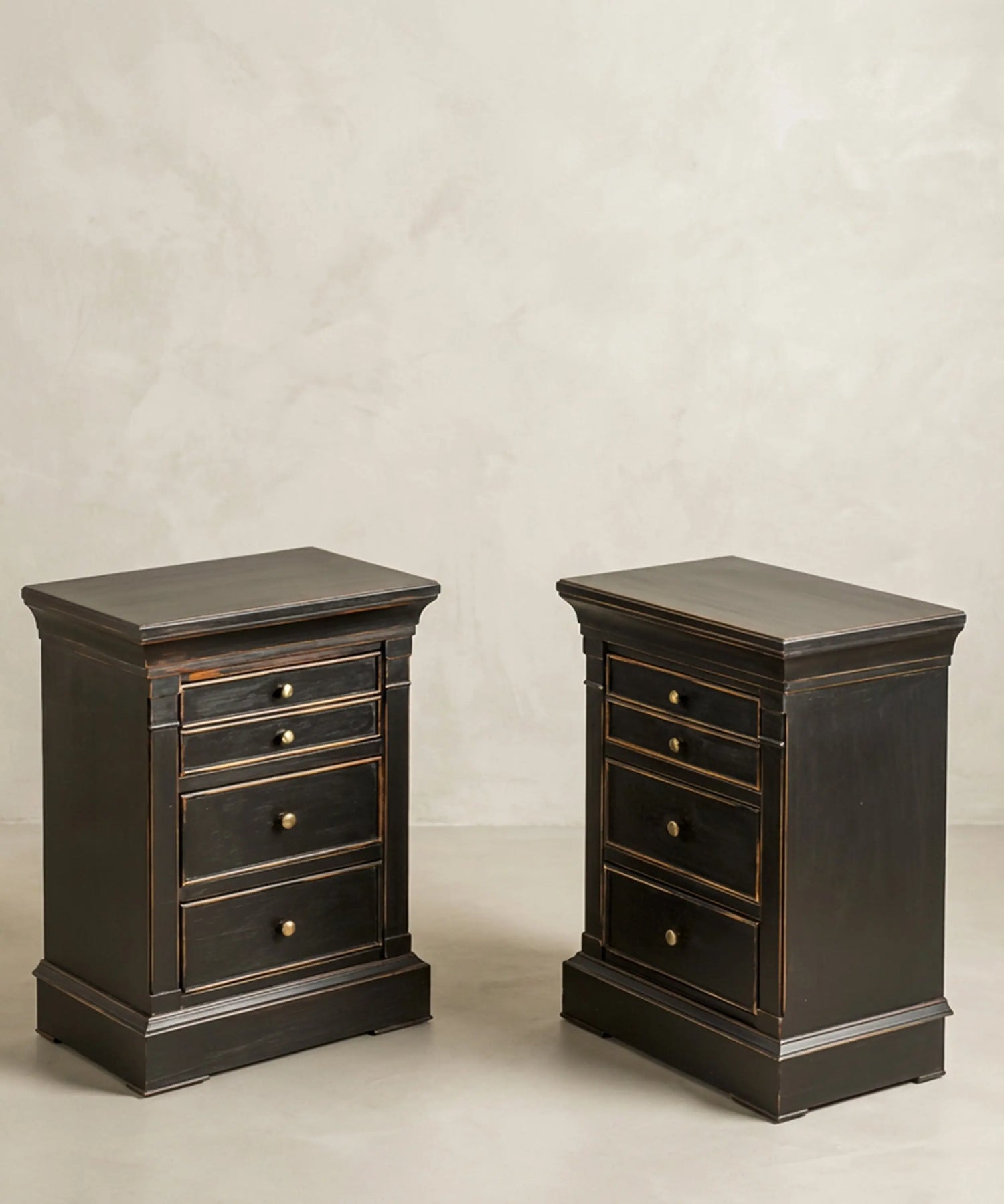 Pareja de mesitas de noche vintage clásicas pintadas en negro mate con cuatro cajones.