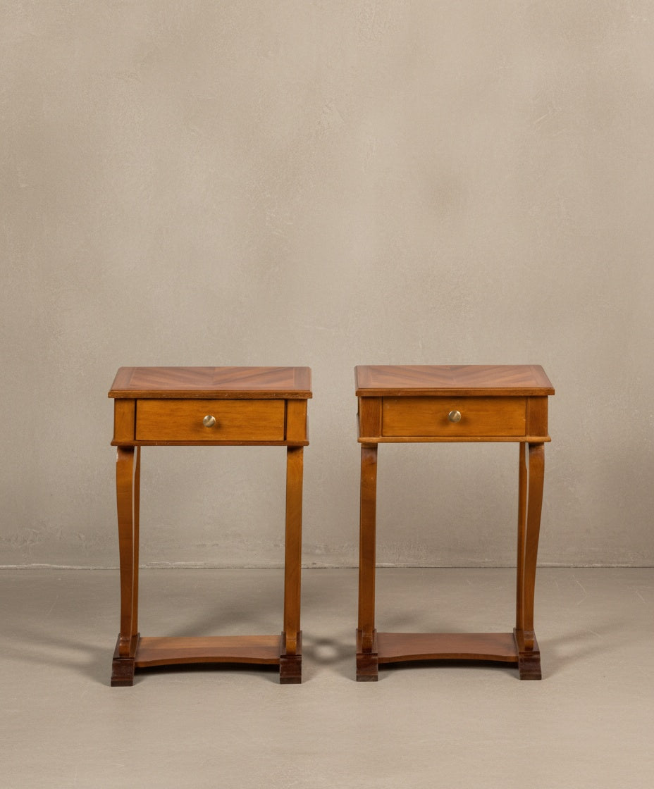 Pareja de mesitas de noche neoclásicas en madera noble con patas curvas y cajón frontal.