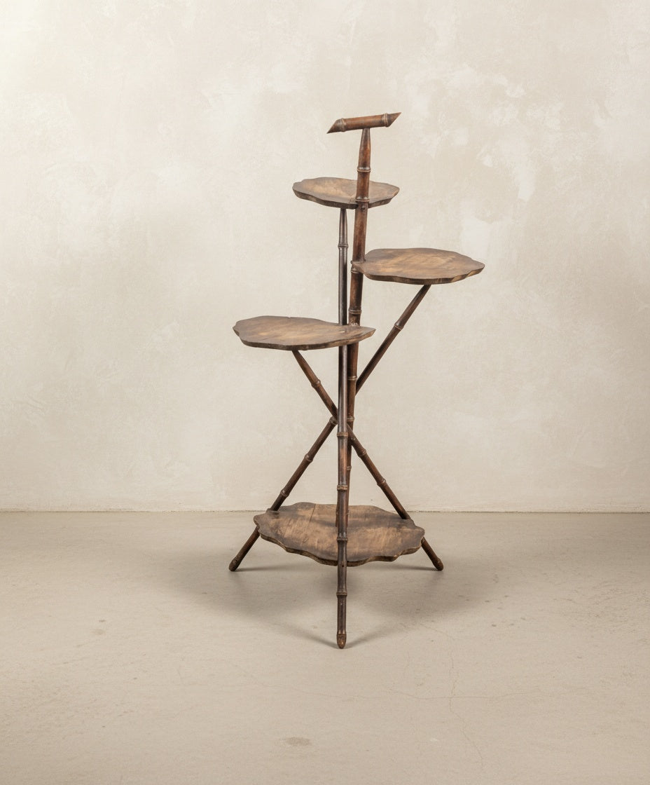 Pedestal de plantas vintage de madera estilo faux bamboo con 5 niveles sobre fondo neutro.