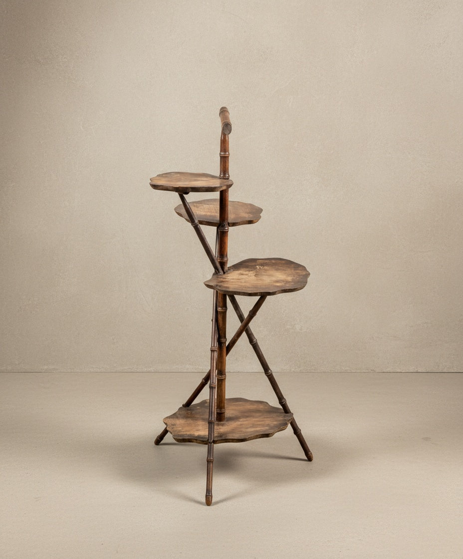 Pedestal de plantas vintage de madera estilo faux bamboo con 5 niveles sobre fondo neutro.