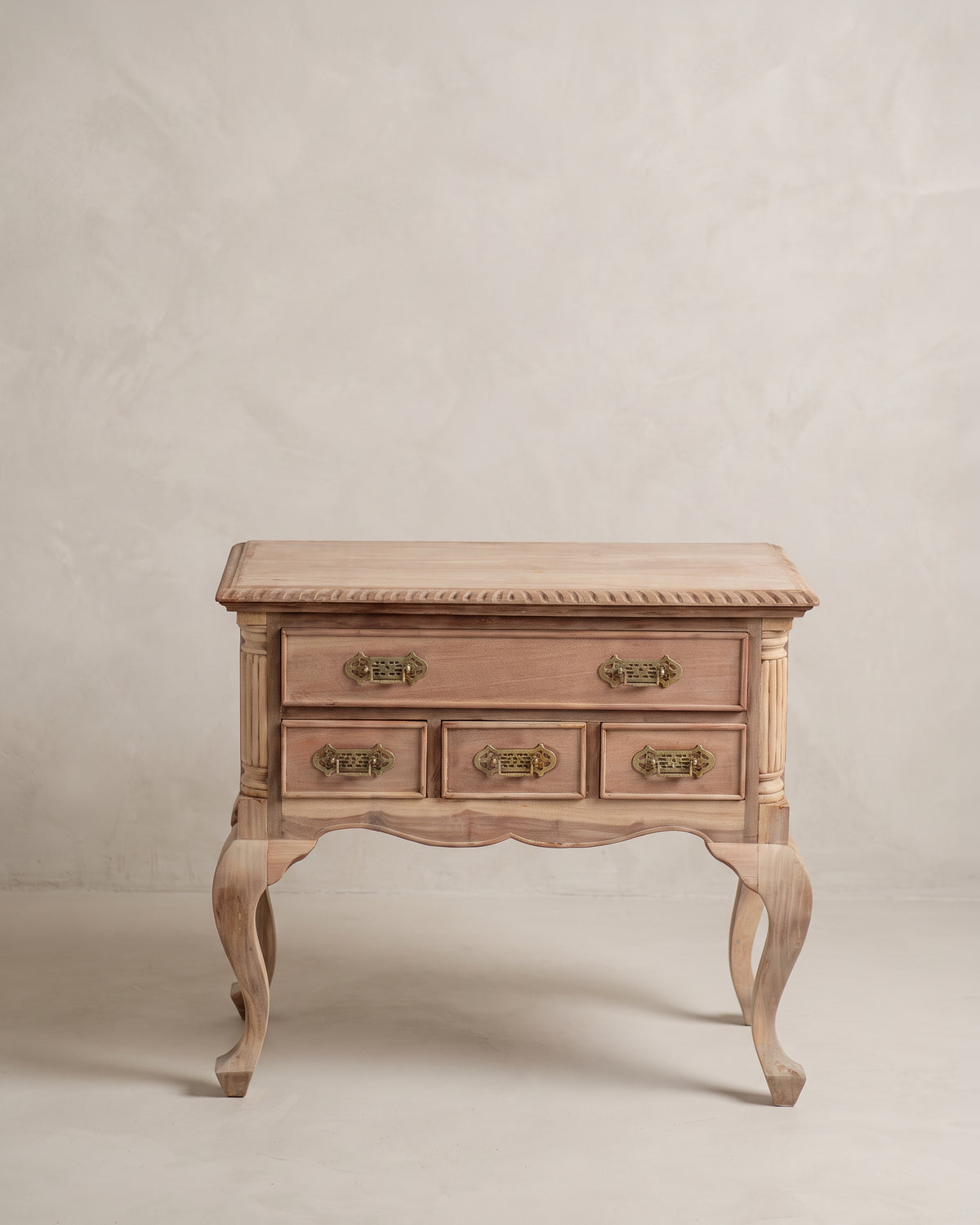 Cómoda pequeña de madera lavada estilo inglés vista frontal, cuatro cajones — Antique Arte y Decoración
