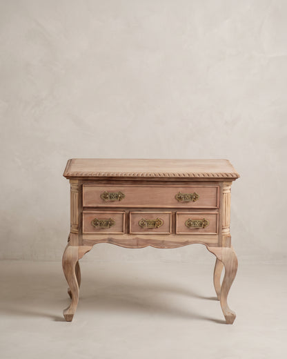Cómoda pequeña de madera lavada estilo inglés vista frontal, cuatro cajones — Antique Arte y Decoración