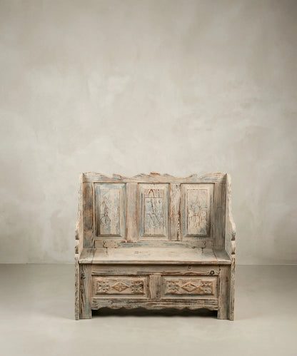 Banco arcón rústico pequeño de madera con respaldo panelado y pintura decapé.