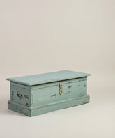 Detalle de la cerradura antigua y acabado decapé del baúl rústico