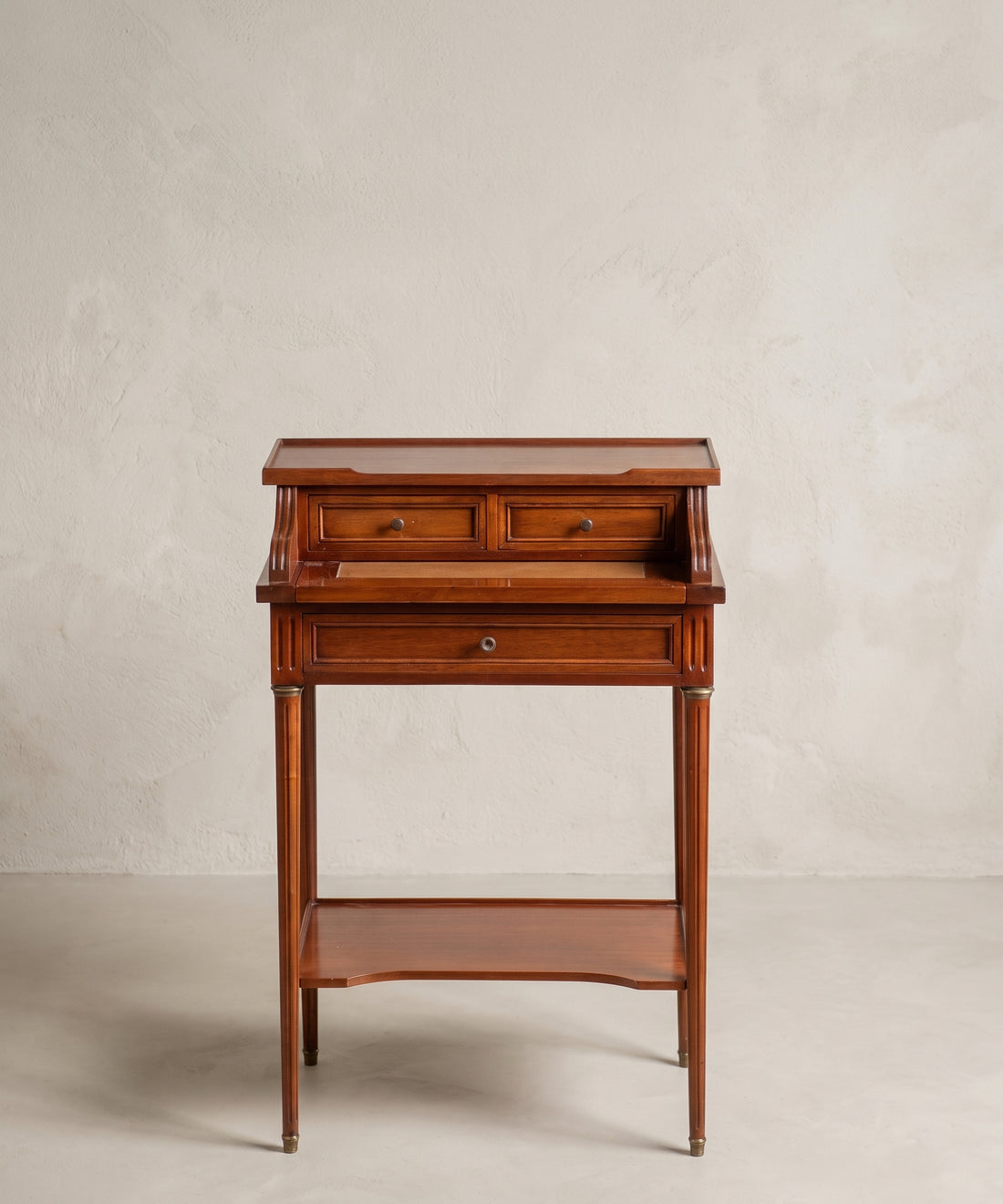 Escritorio pequeño vintage de caoba estilo Luis XVI vista frontal — Antique Arte y Decoración