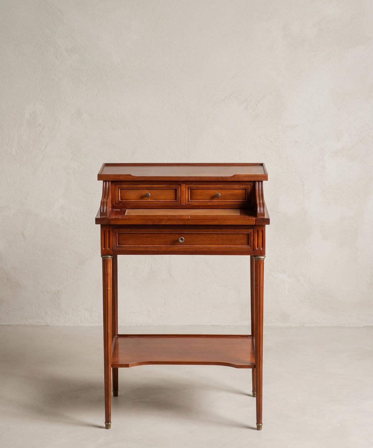 Escritorio pequeño vintage de caoba estilo Luis XVI vista frontal — Antique Arte y Decoración