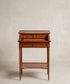 Escritorio pequeño vintage de caoba estilo Luis XVI vista frontal — Antique Arte y Decoración