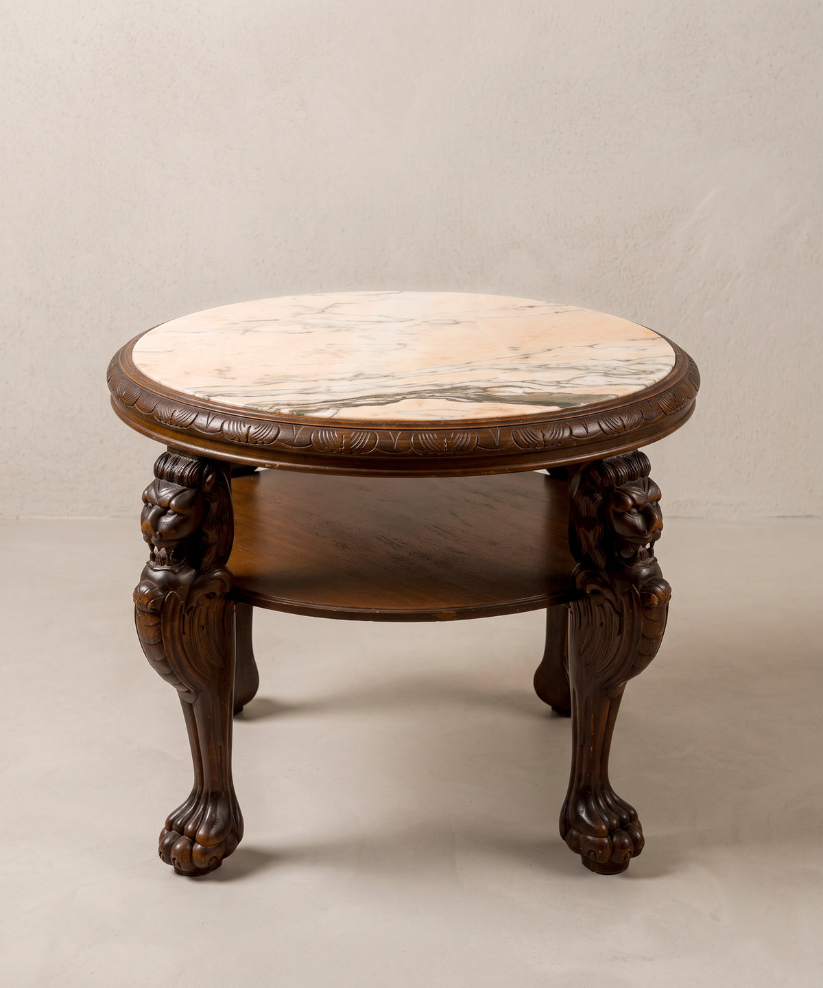 Mesa auxiliar redonda vintage vista lateral con balda y patas de garra — Antique Arte y Decoración