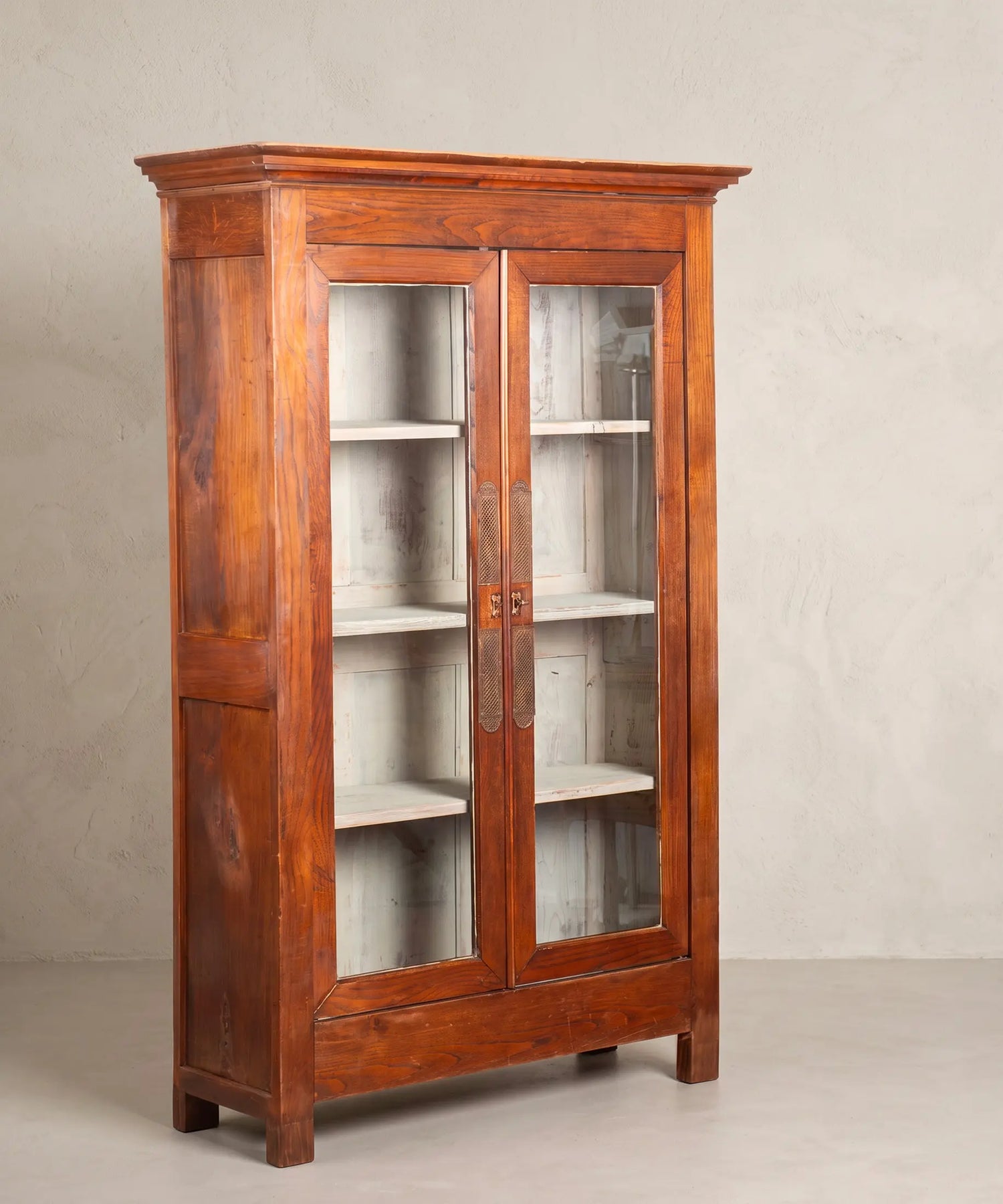 Vitrina vintage de madera maciza vista en perspectiva con costado de panel — Antique Arte y Decoración