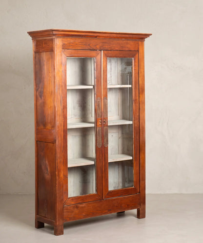Vitrina vintage de madera maciza vista en perspectiva con costado de panel — Antique Arte y Decoración