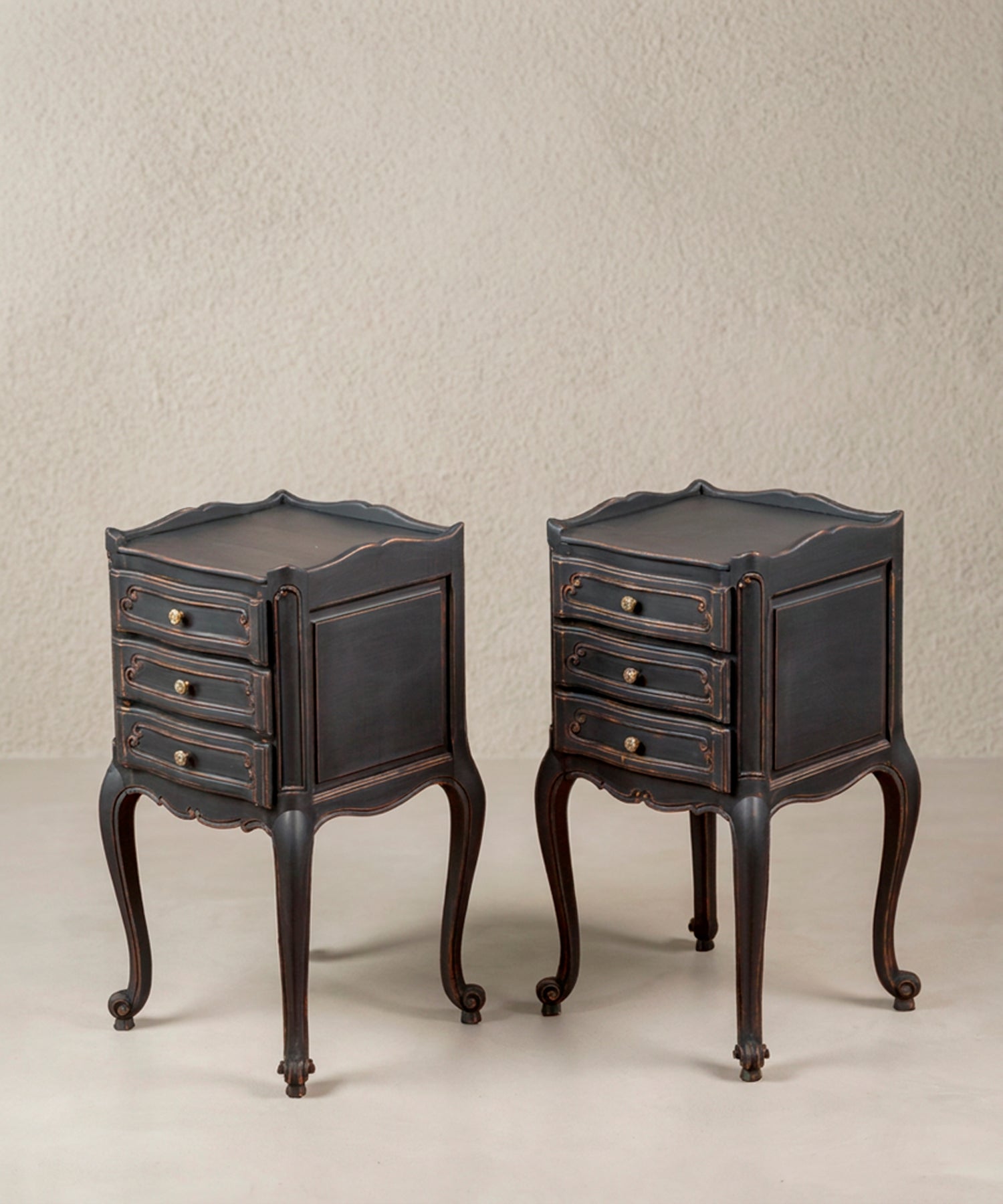 Mesitas de noche vintage tres cajones y pata cabriolé vista lateral — Antique Arte y Decoración
