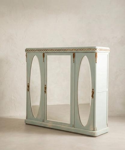 Armario tres puertas con espejos estilo Luis XVI vista en perspectiva — Antique Arte y Decoración