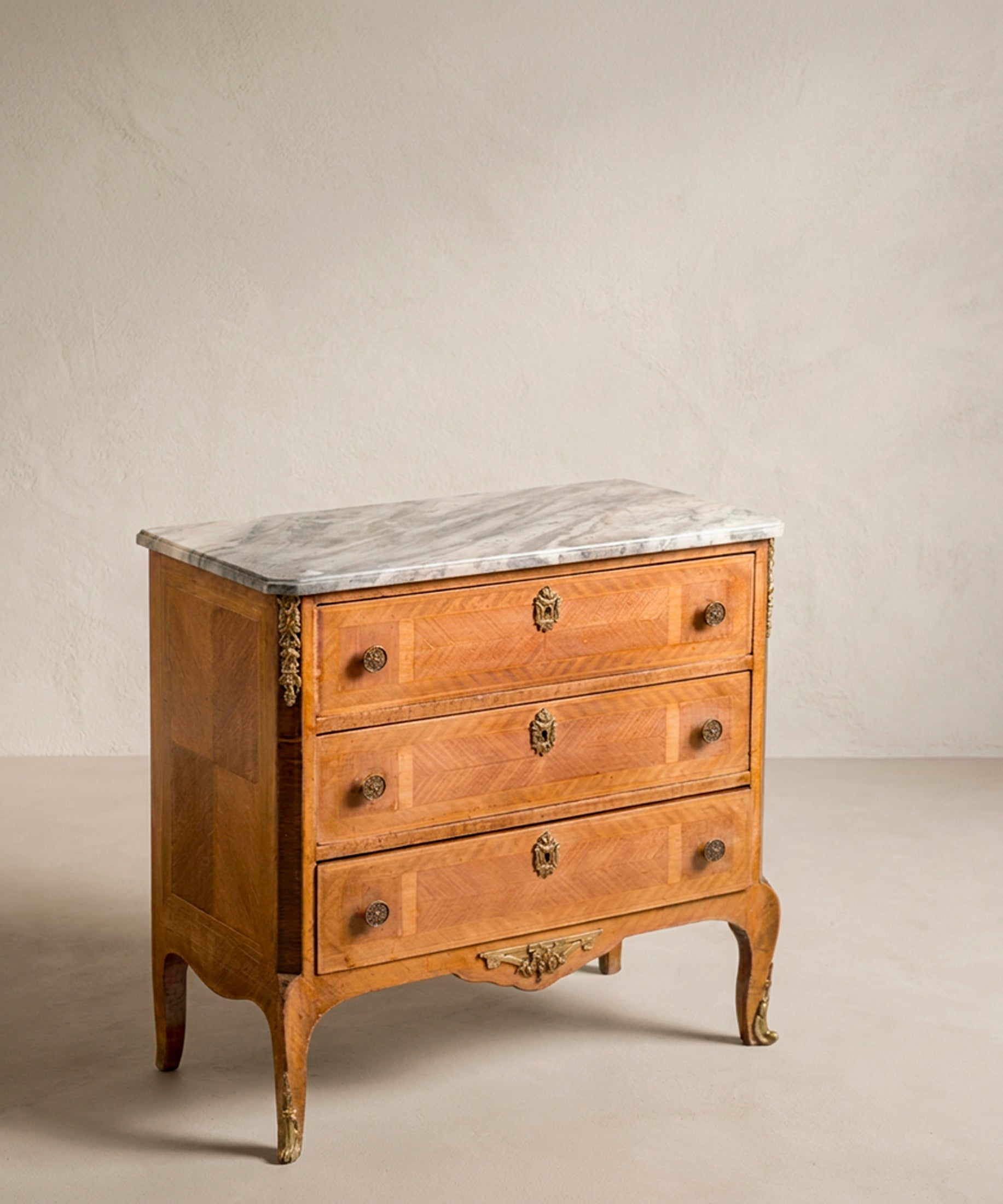 Cómoda francesa Transición Luis XV-Luis XVI vista tres cuartos con costado en marquetería — Antique Arte y Decoración