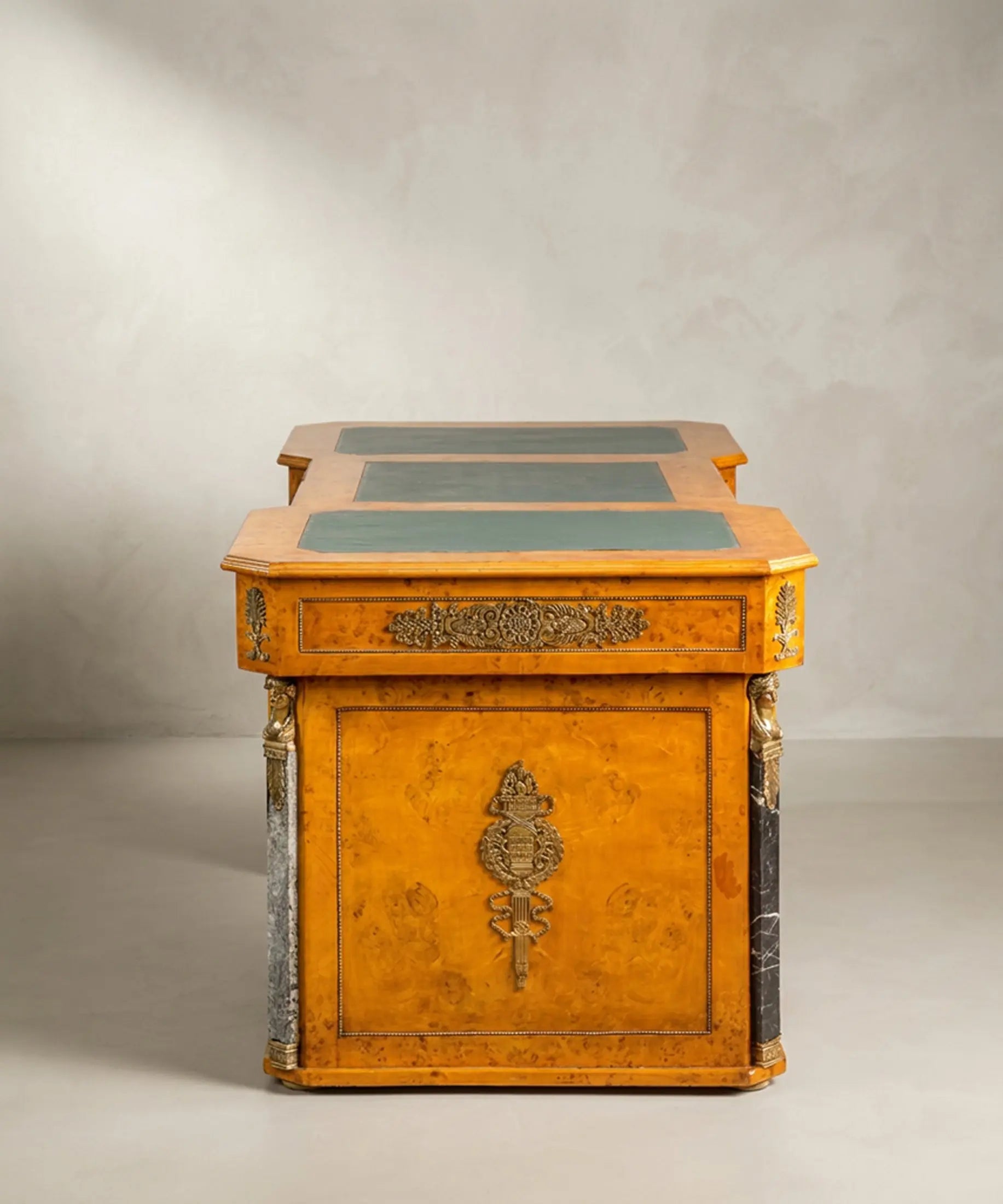 Testero del escritorio Imperio con aplique de bronce y columnas de mármol — Antique Arte y Decoración