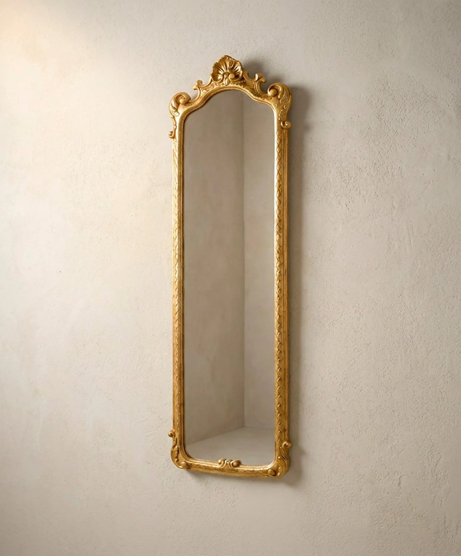 Espejo dorado estrecho estilo Luis XV vista en perspectiva sobre pared — Antique Arte y Decoración
