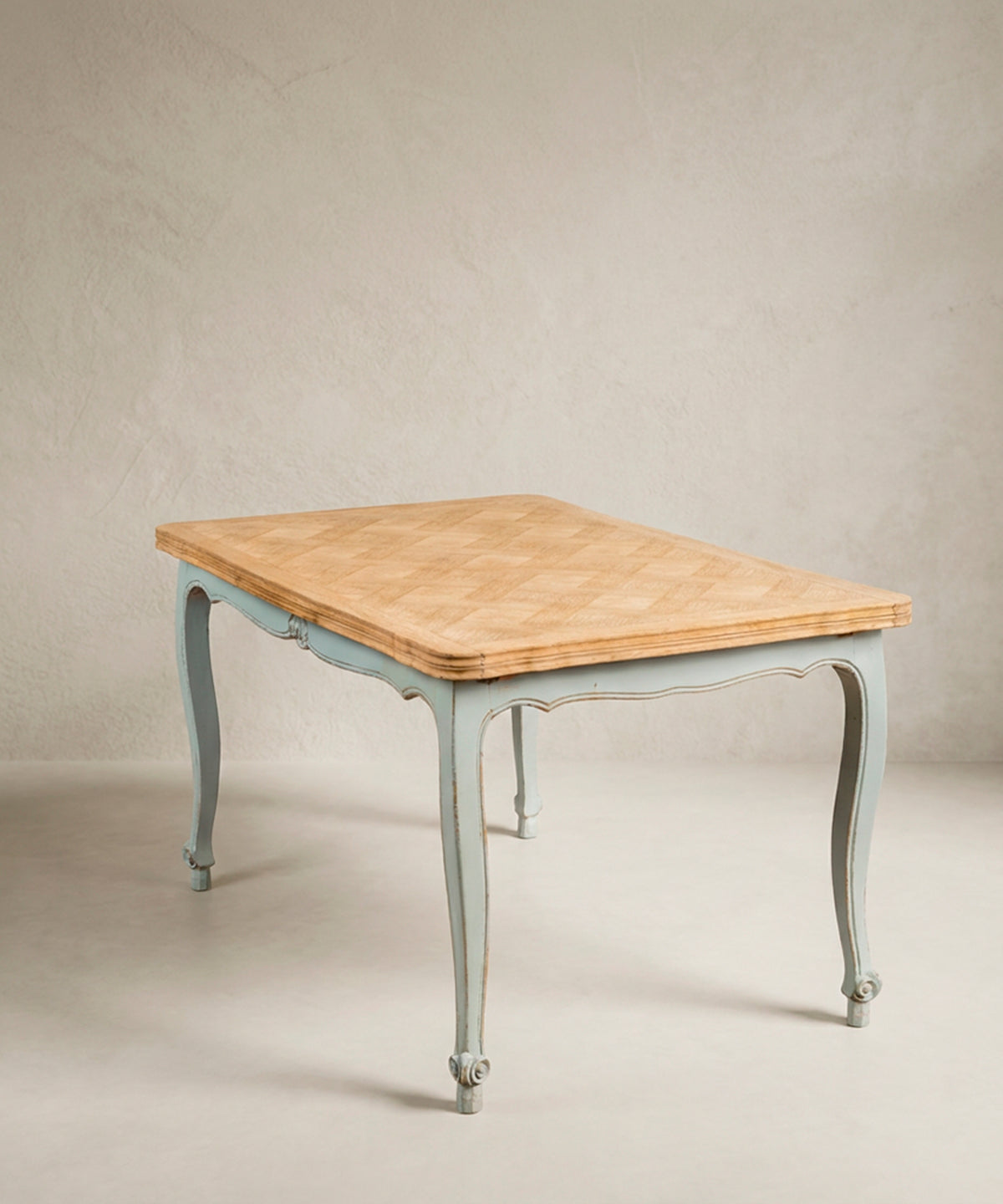 Mesa de comedor extensible de roble vista lateral con patas cabriolé en azul grisáceo — Antique Arte y Decoración