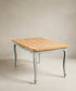 Mesa de comedor extensible de roble vista lateral con patas cabriolé en azul grisáceo — Antique Arte y Decoración