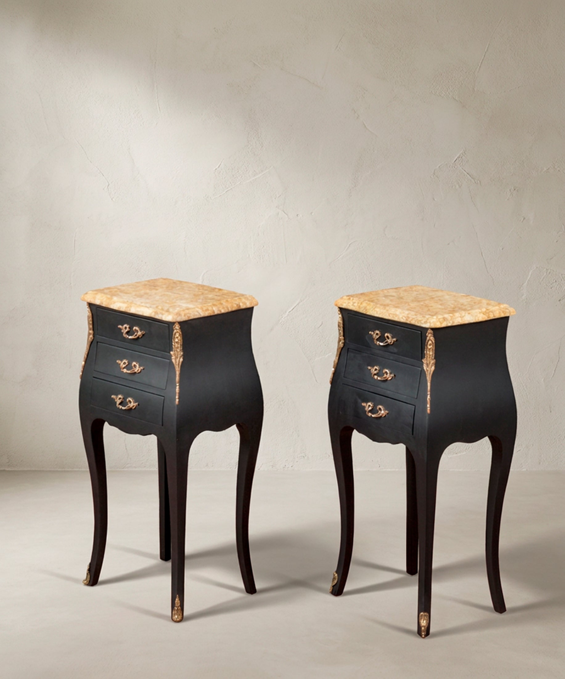 Pareja de mesitas de noche Luis XV en negro mate vista en perspectiva — Antique Arte y Decoración