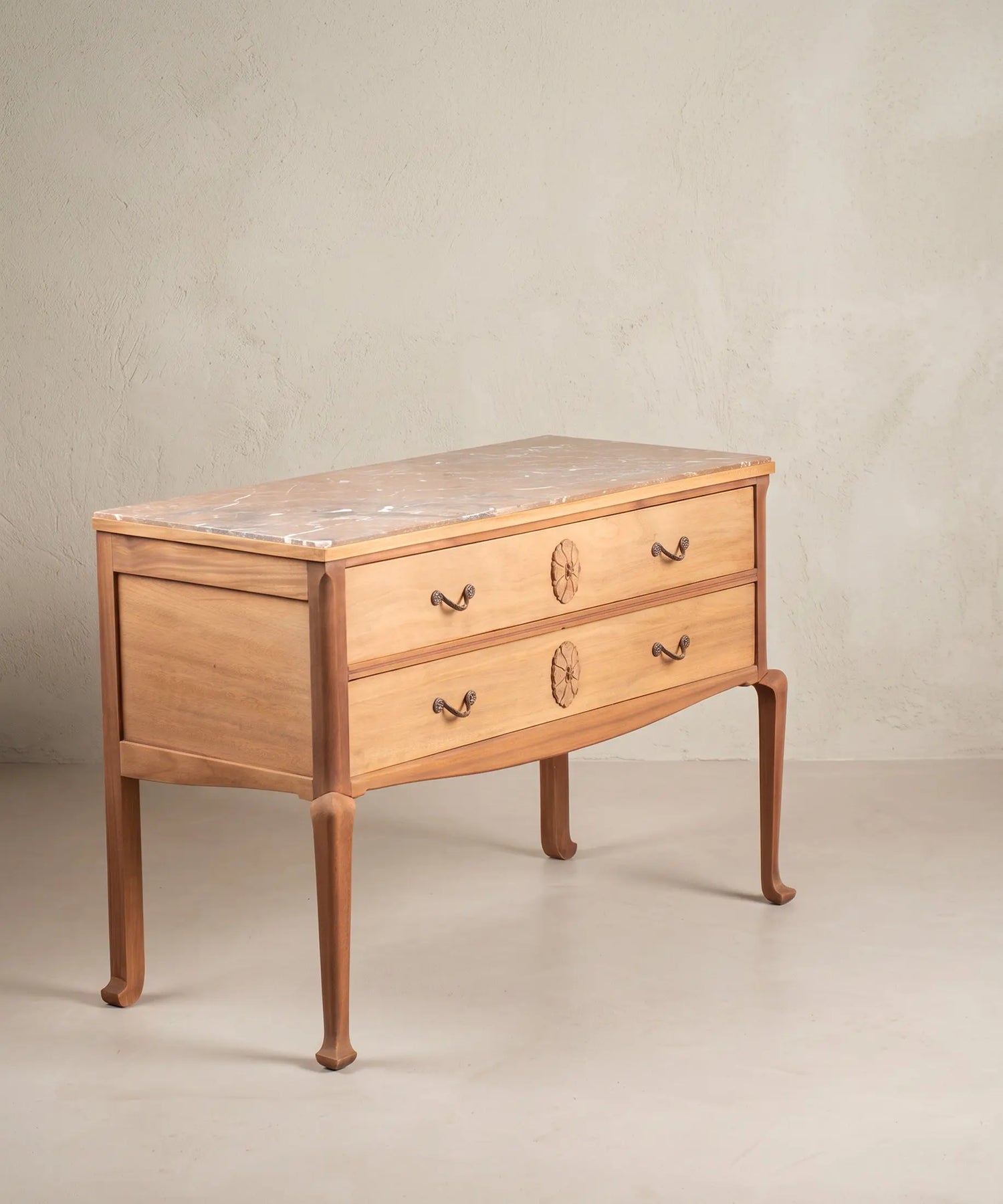 Cómoda vintage con tapa de mármol veteado vista en perspectiva lateral — Antique Arte y Decoración