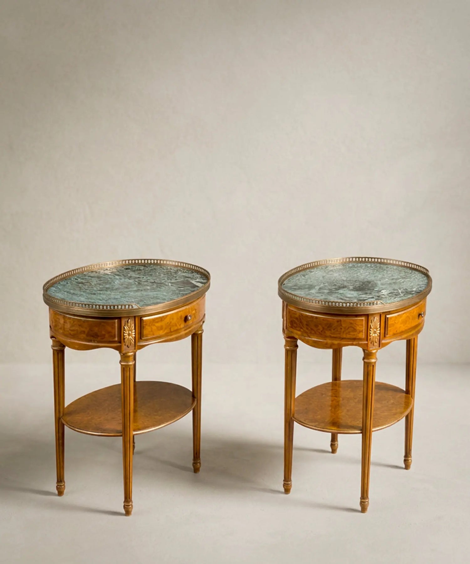Pareja de Mesitas Auxiliares Vintage con Mármol Verde | Estilo Luis XVI