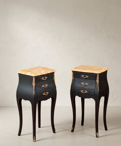 Mesitas de noche vintage negras con tiradores de latón rocalla vista lateral — Antique Arte y Decoración