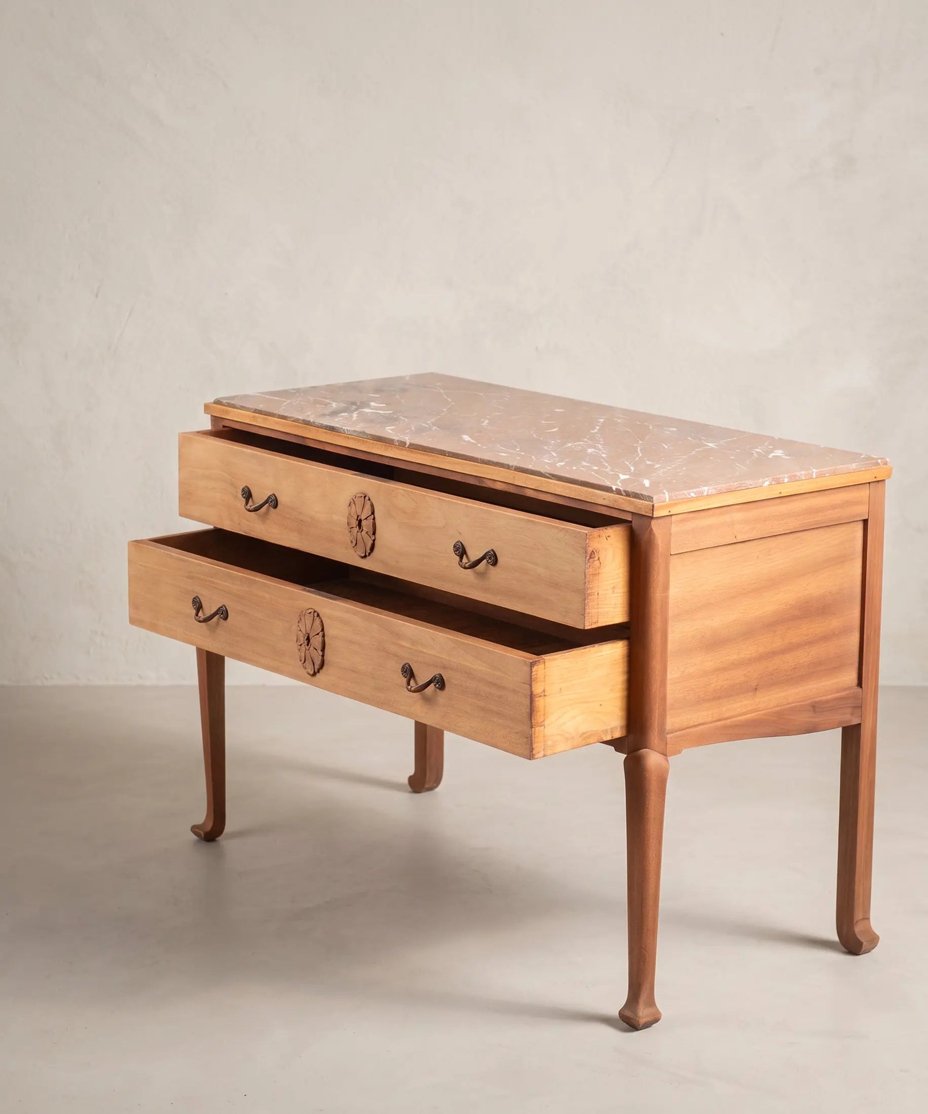Cómoda vintage de madera natural con cajones abiertos y tiradores de bronce — Antique Arte y Decoración