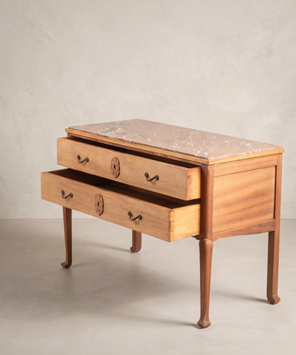 Cómoda vintage de madera natural con cajones abiertos y tiradores de bronce — Antique Arte y Decoración