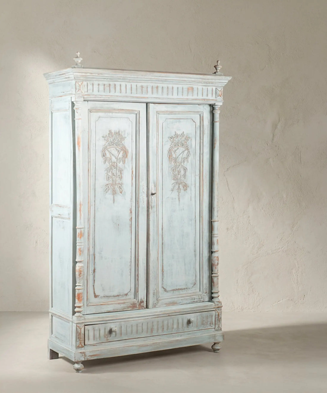 Armario antiguo pintado a mano vista tres cuartos con remates de copa — Antique Arte y Decoración