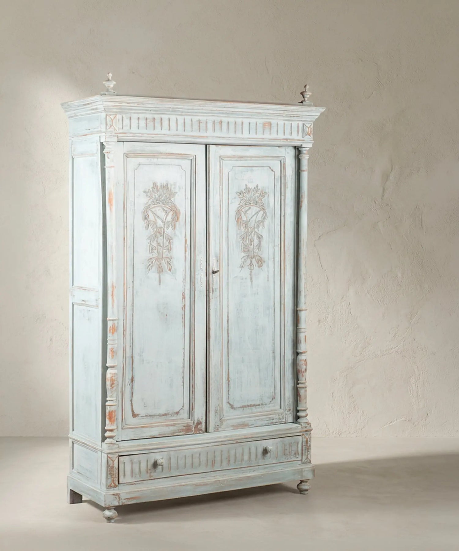 Armario antiguo pintado a mano vista tres cuartos con remates de copa — Antique Arte y Decoración