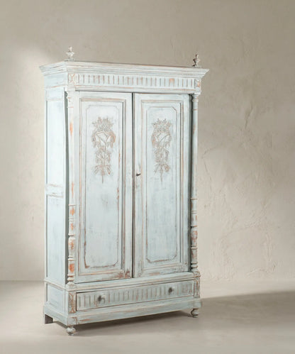 Armario antiguo pintado a mano vista tres cuartos con remates de copa — Antique Arte y Decoración