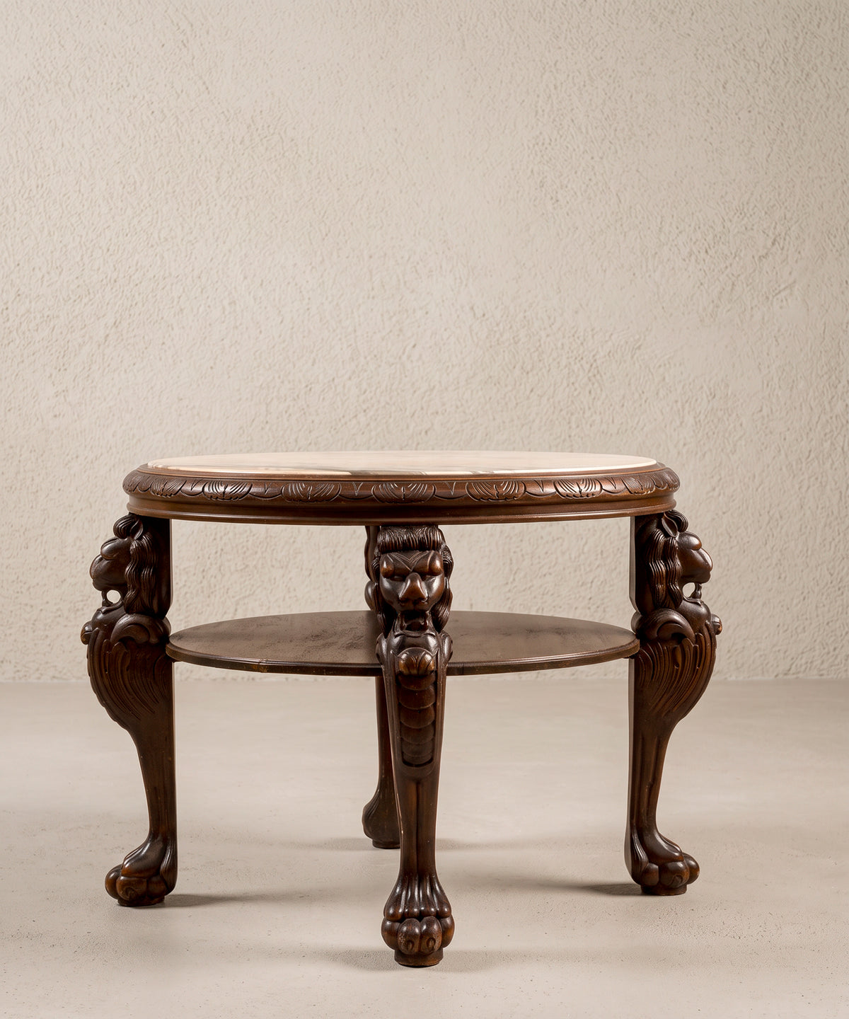 Mesa auxiliar de mármol rosa vista baja con cuatro patas talladas de león — Antique Arte y Decoración