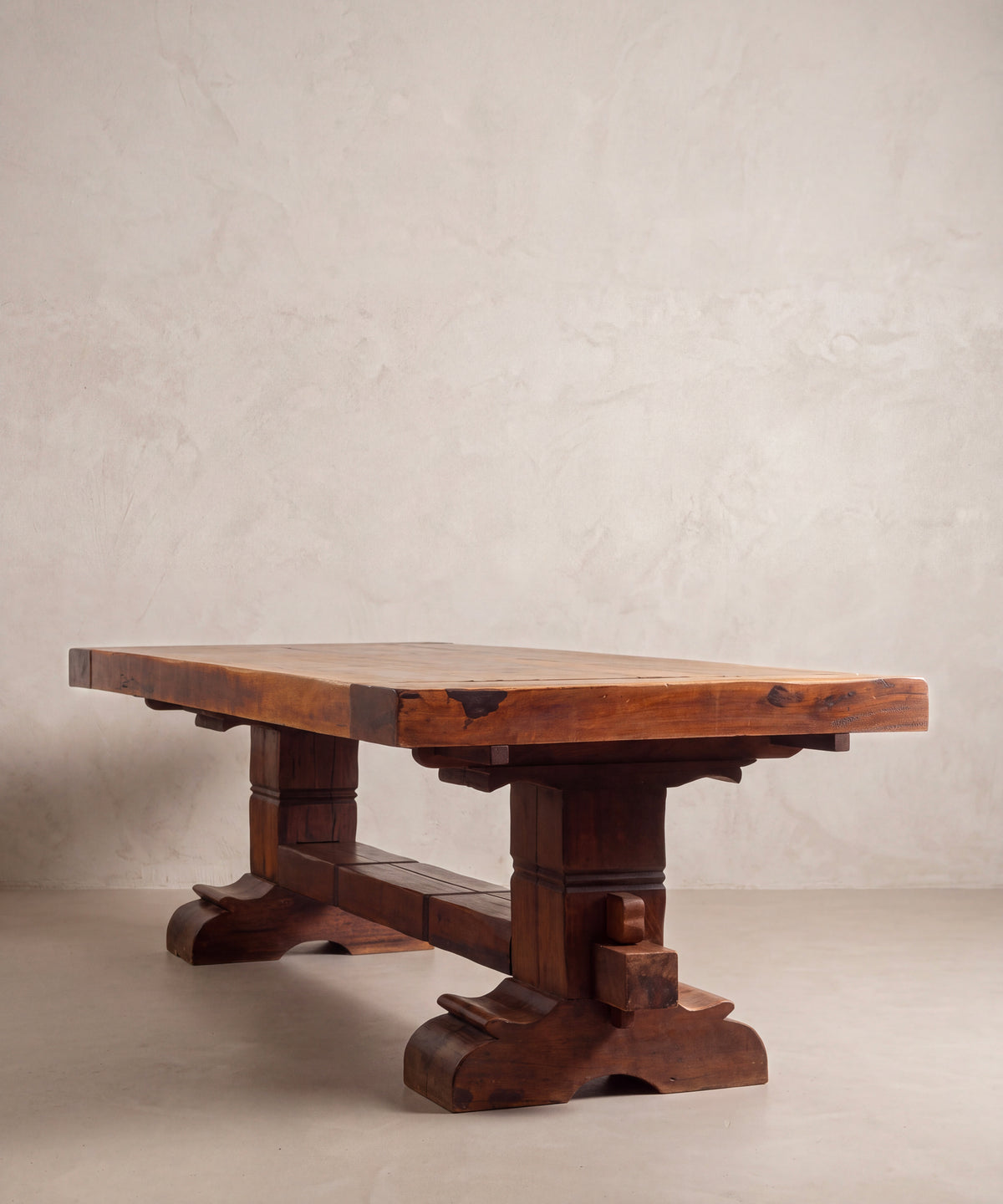 Mesa monasterio de teca vista baja con cuña pasante en el pie — Antique Arte y Decoración