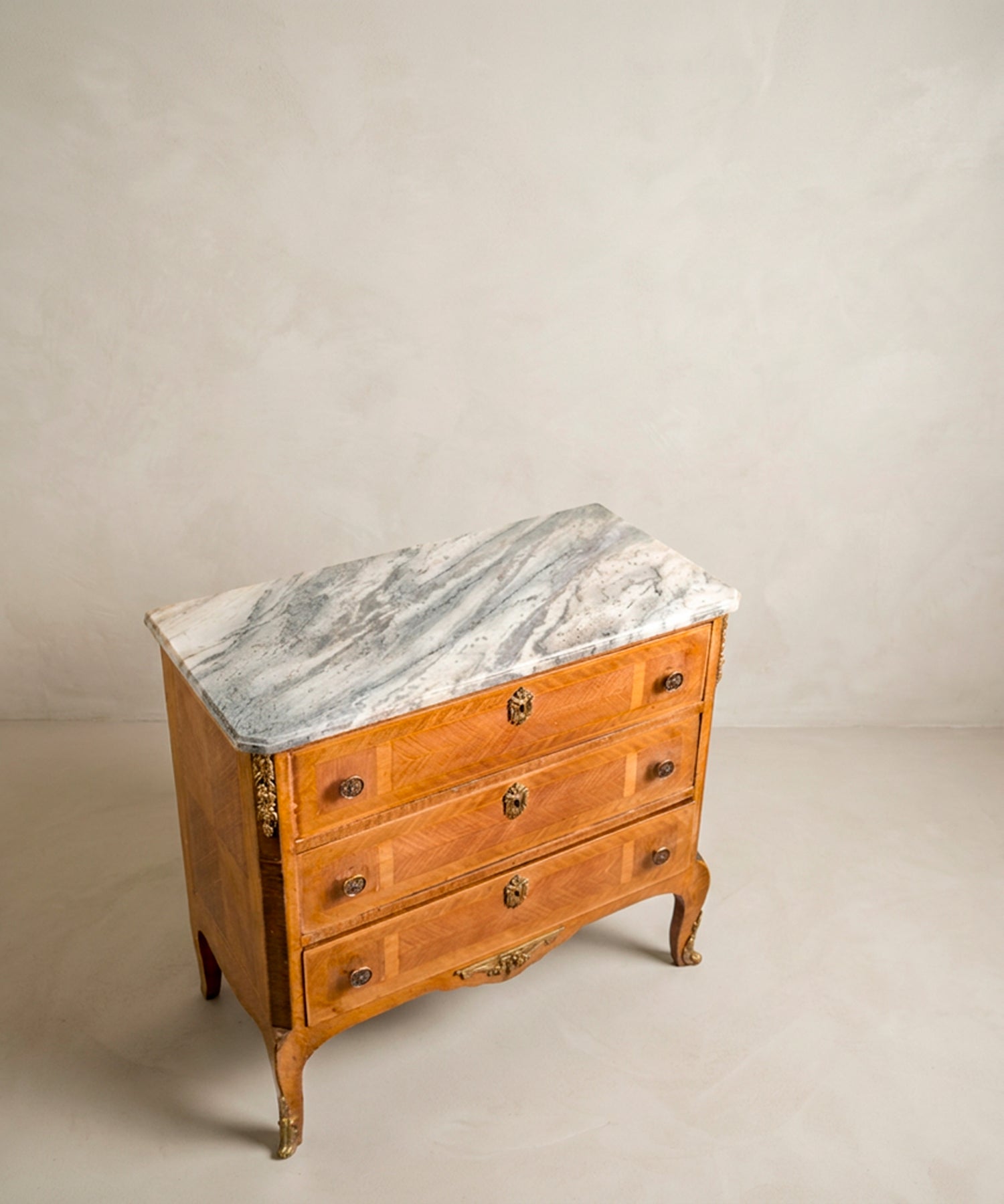 Vista superior del mármol gris veteado con esquinas al chaflán de la cómoda — Antique Arte y Decoración