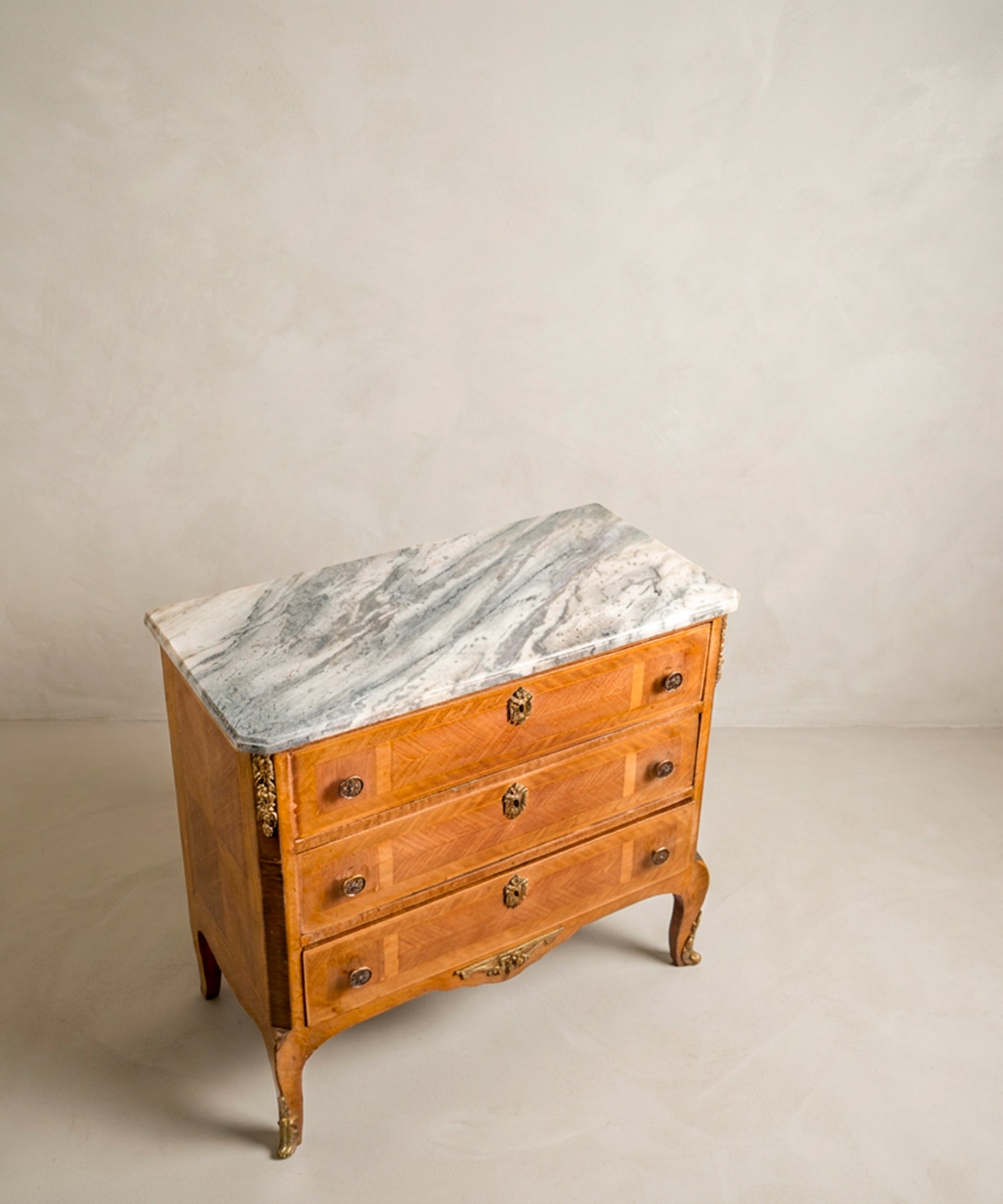 Vista superior del mármol gris veteado con esquinas al chaflán de la cómoda — Antique Arte y Decoración