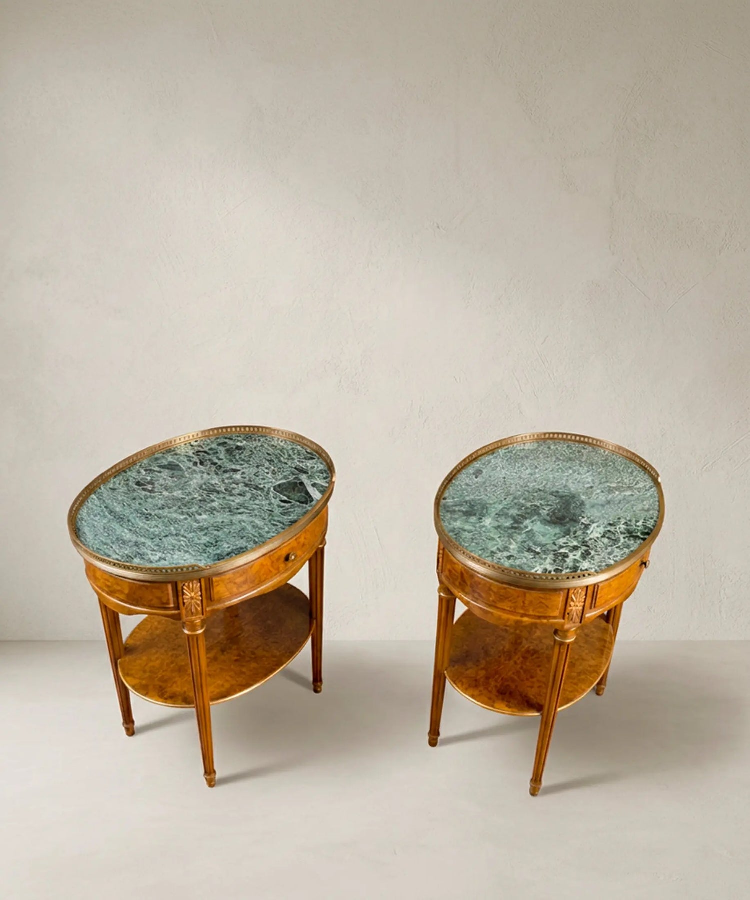 Pareja de Mesitas Auxiliares Vintage con Mármol Verde | Estilo Luis XVI