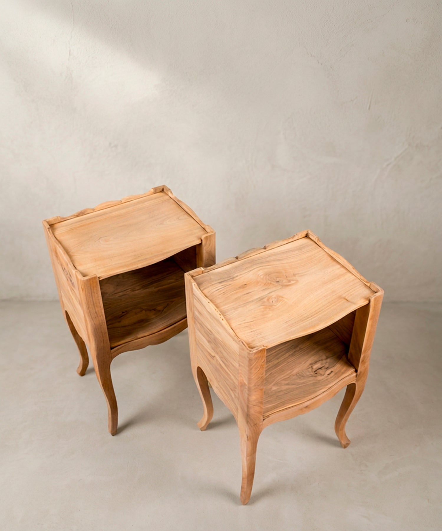 Vista superior mesitas de noche madera lavada con galería recortada — Antique Arte y Decoración