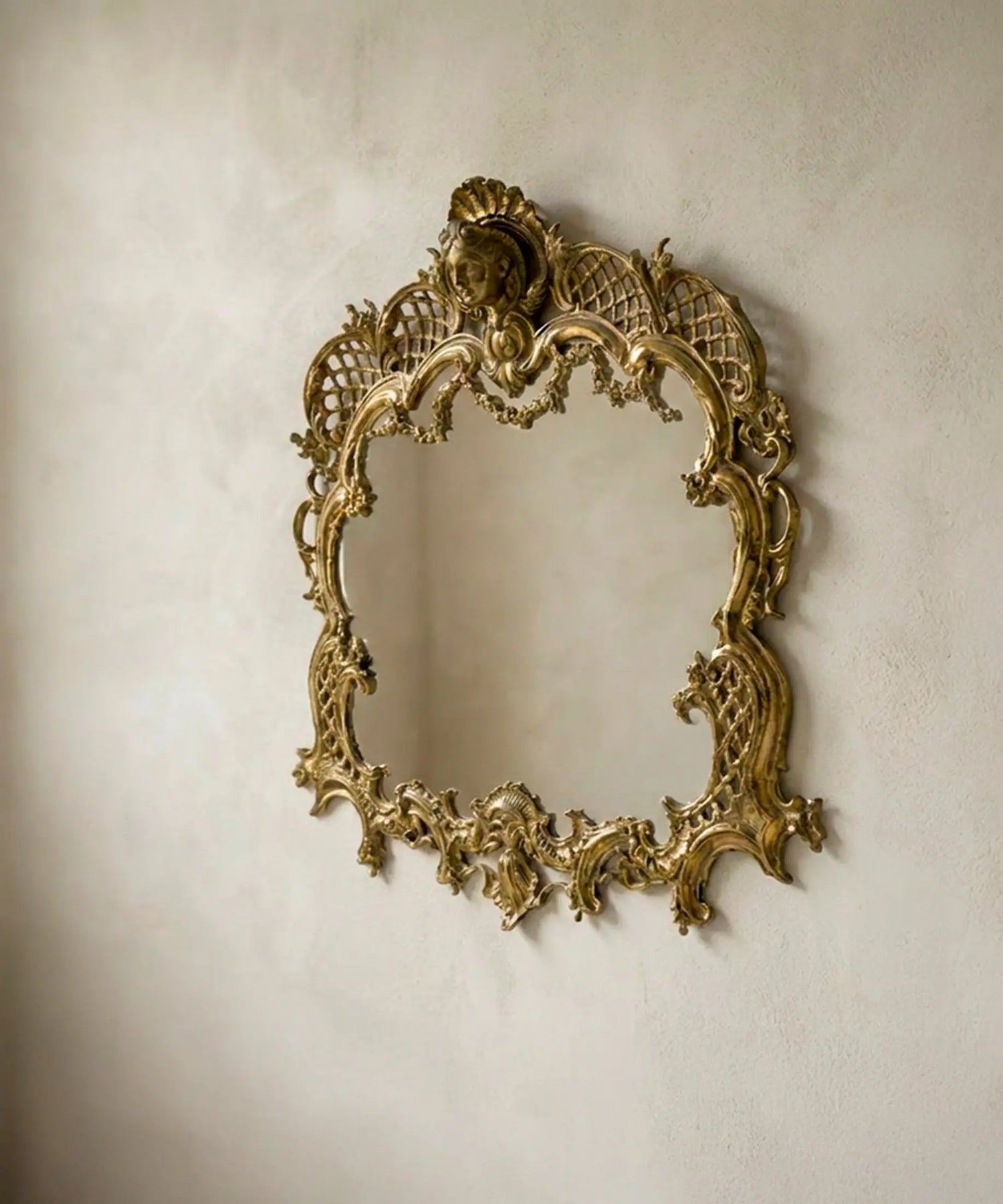Espejo de bronce dorado calado estilo Luis XV vista en perspectiva sobre pared — Antique Arte y Decoración