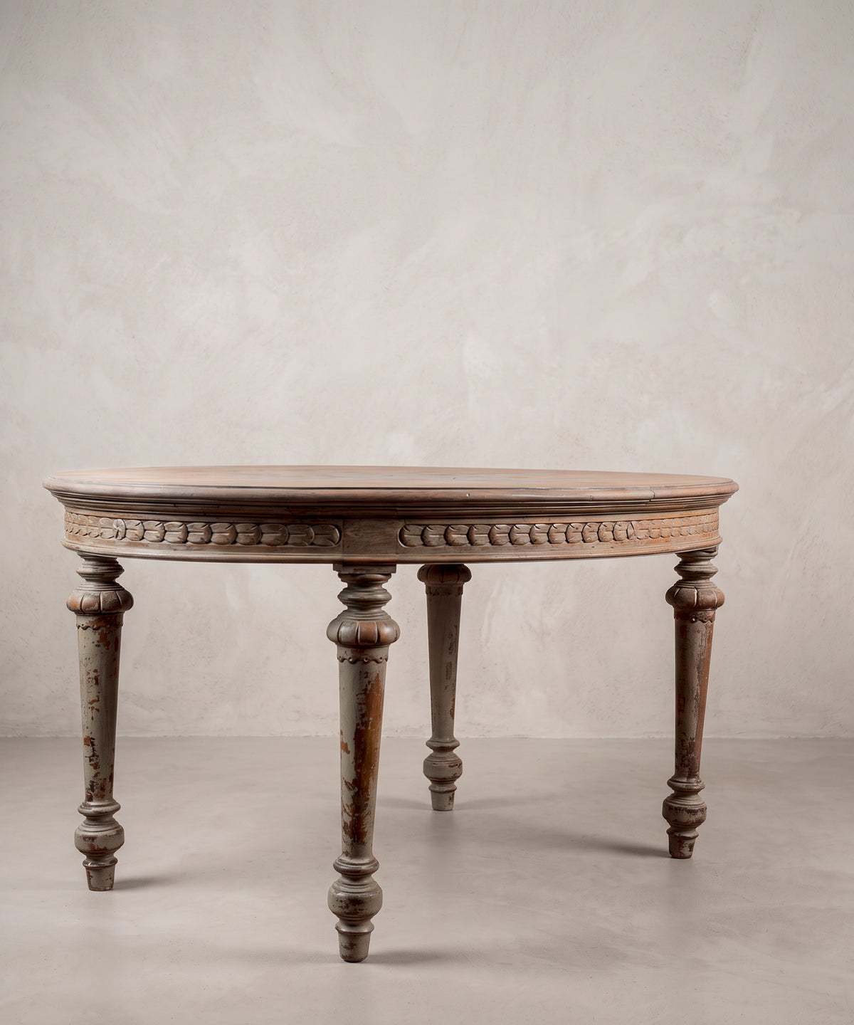 Detalle friso de laurel tallado y patas torneadas con capitel gallonado — Antique Arte y Decoración