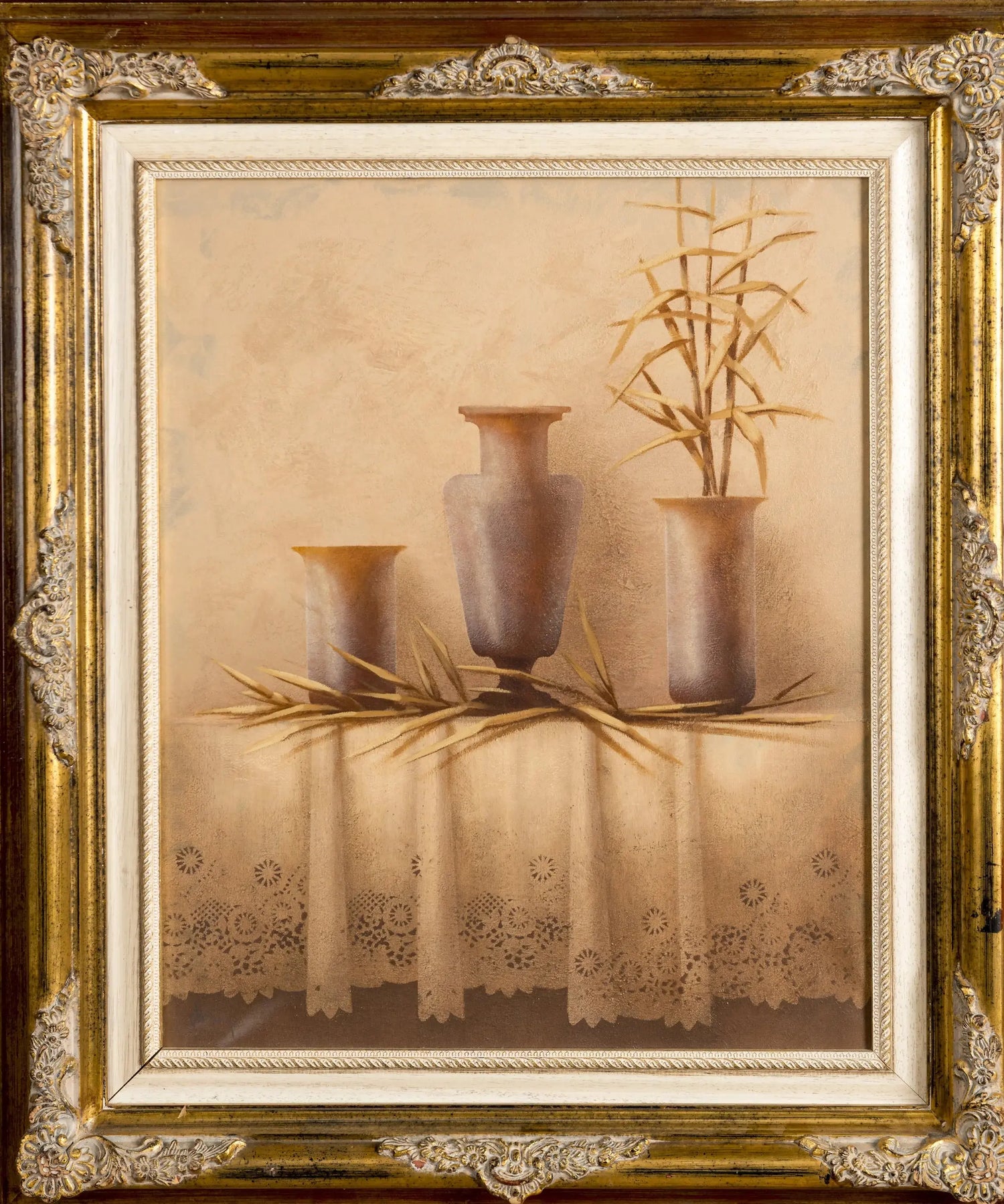 Detalle de pintura vintage de jarrones y hojas secas sobre mantel de encaje en tonos sepia.