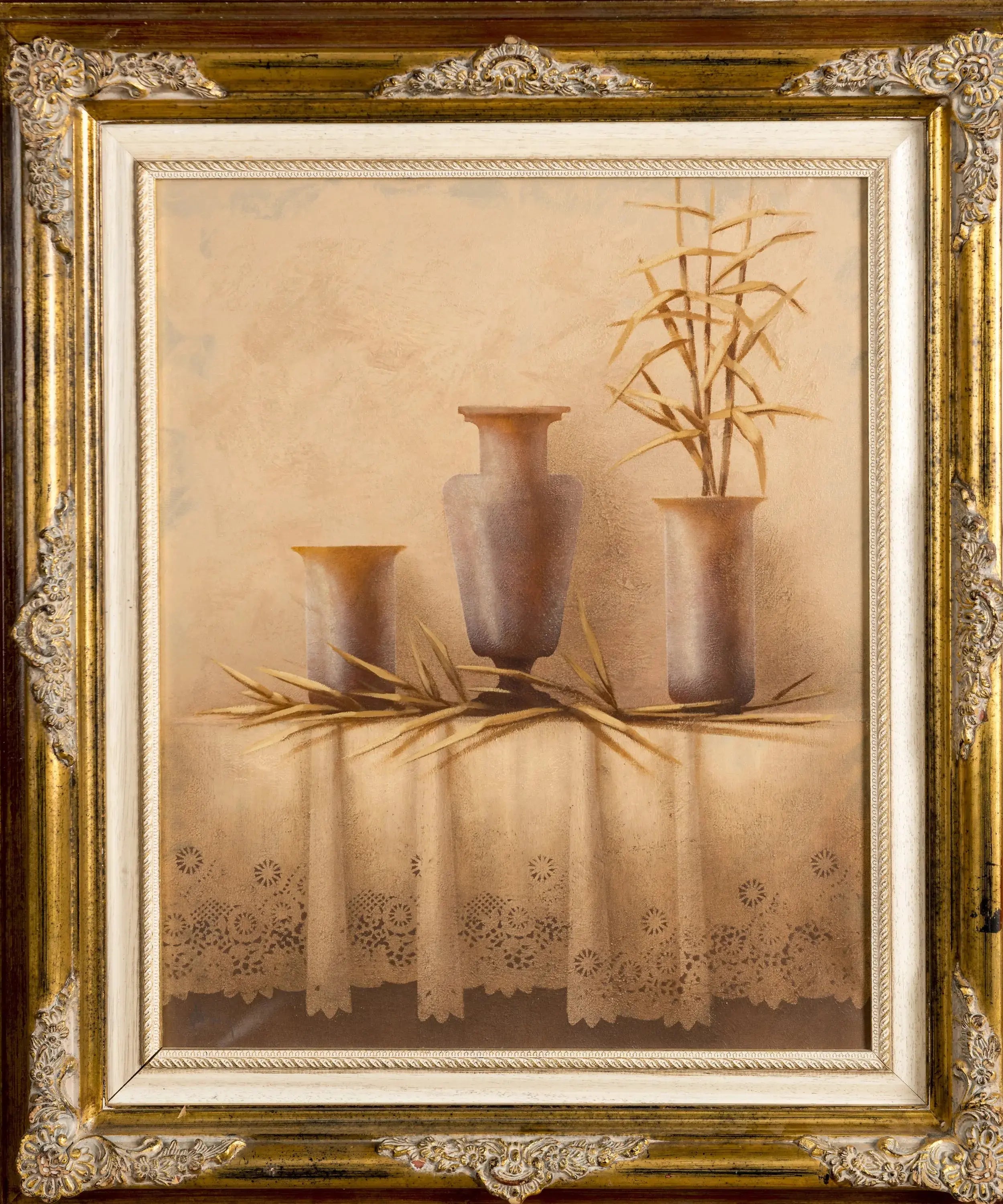 Detalle de pintura vintage de jarrones y hojas secas sobre mantel de encaje en tonos sepia.