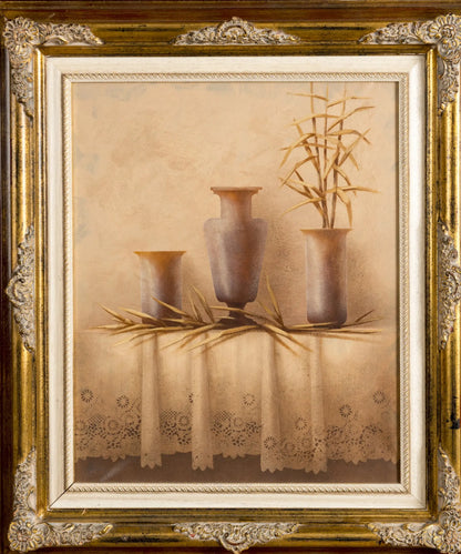 Detalle de pintura vintage de jarrones y hojas secas sobre mantel de encaje en tonos sepia.