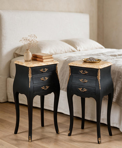 Mesitas de noche vintage negras con tapa de mármol junto a cama de lino — Antique Arte y Decoración