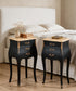 Mesitas de noche vintage negras con tapa de mármol junto a cama de lino — Antique Arte y Decoración
