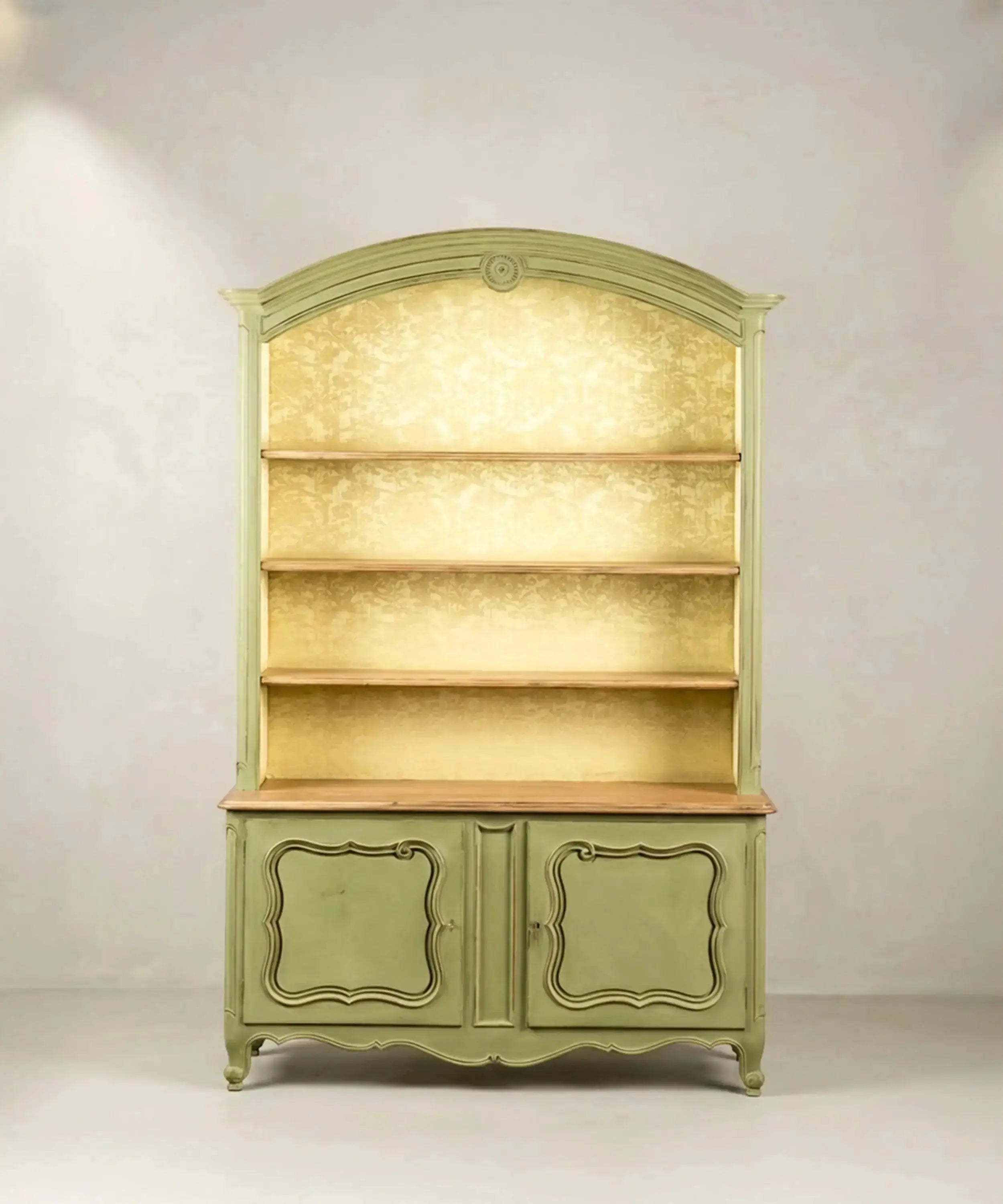 Alacena platero estilo francés en verde salvia con fondo entelado Antique arte y decoracion