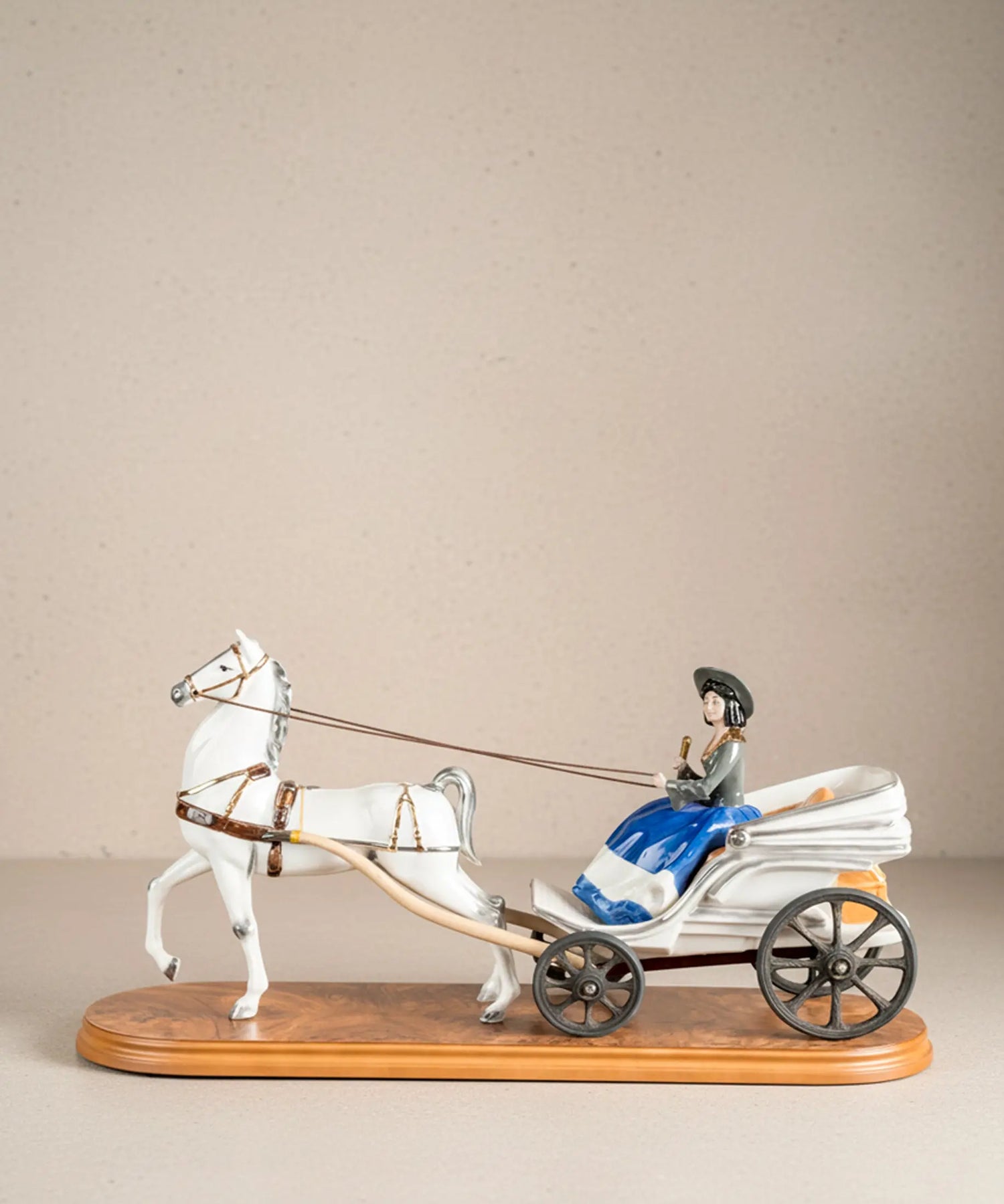 Figura de Porcelana Dama en Carruaje con Caballo | Vintage Siglo XX