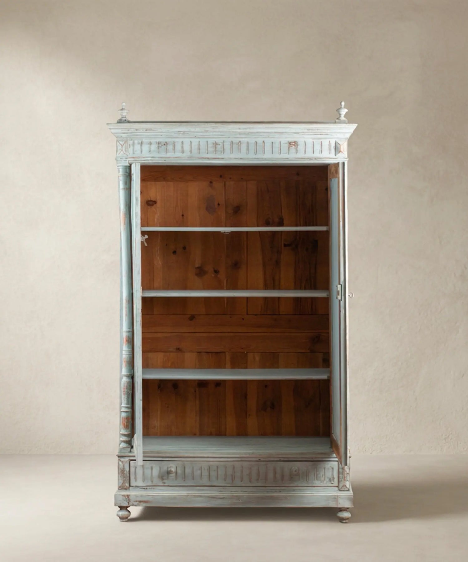 Armario antiguo con puertas abiertas, baldas y cajón inferior — Antique Arte y Decoración
