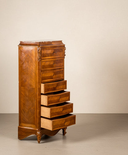 Vista lateral que muestra la curvatura bombée y el patrón de marquetería en espiga del mueble.