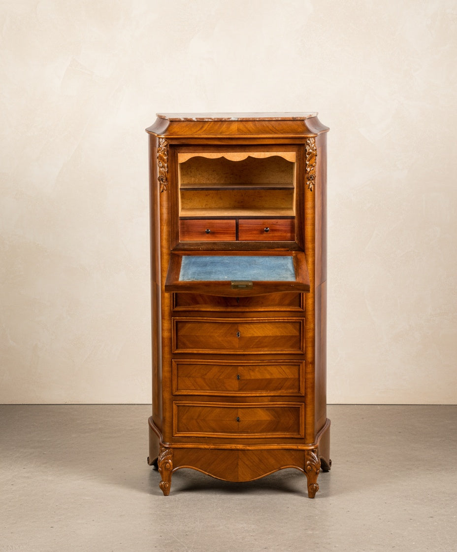 Secretaire-Semainier estilo Luis XV abierto mostrando el escritorio de terciopelo azul y cajones interiores en un salón elegante.