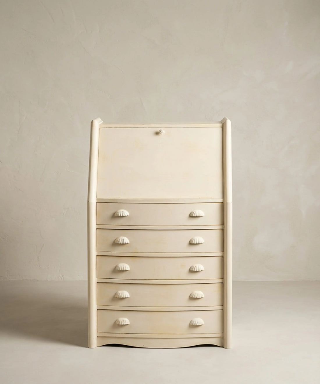  Secreter vintage blanco roto cerrado, vista frontal tres cuartos sobre fondo neutro.